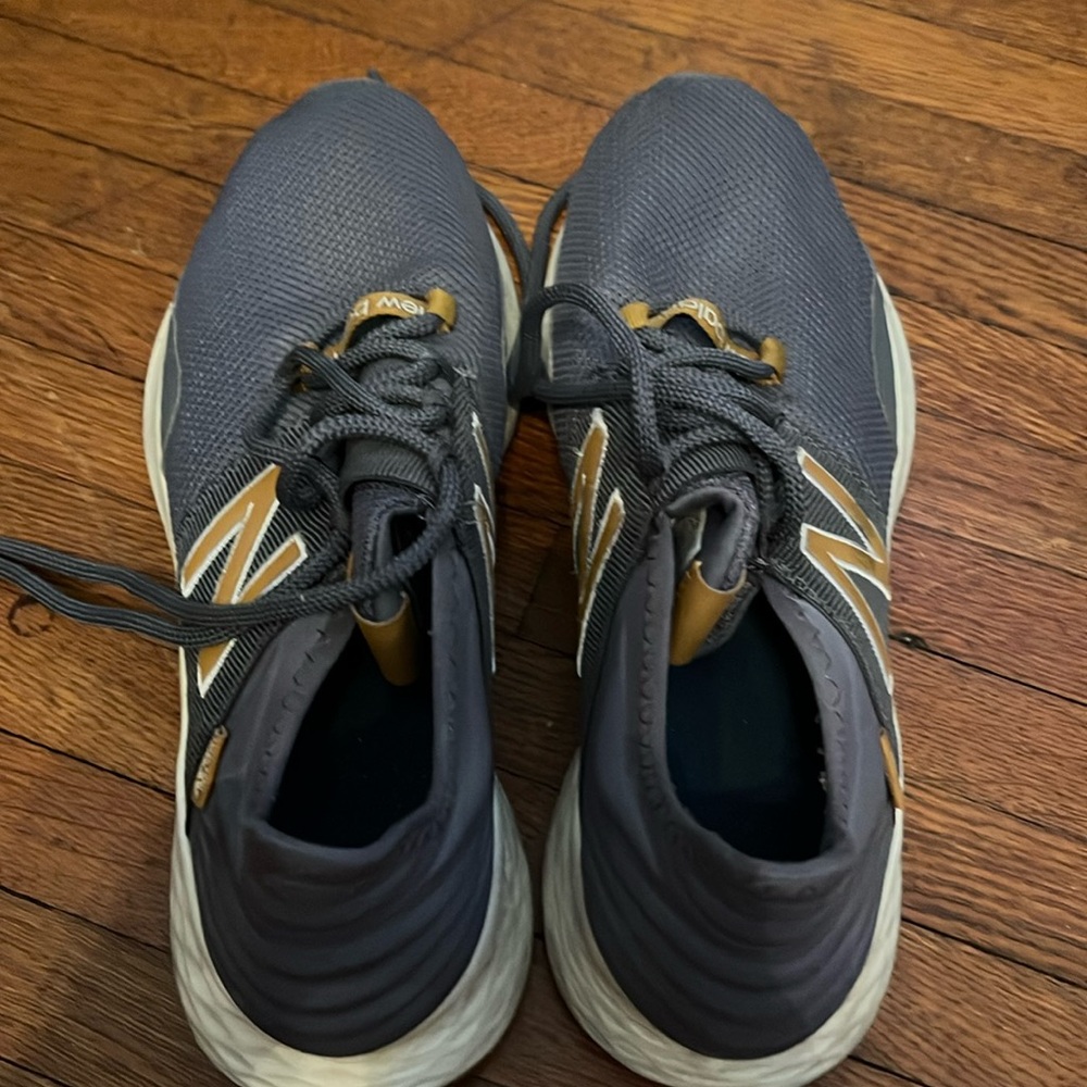 Womens 10.5 NB running shoes